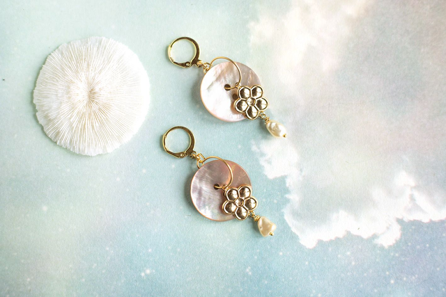 Boucles d&#039;oreilles boutons de nacre rose et perles d&#039;eau douce