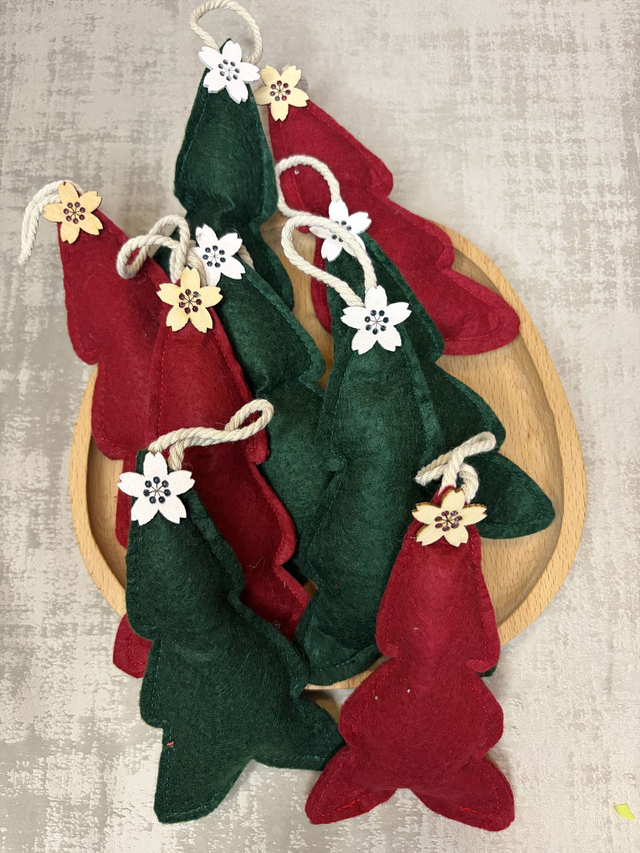 Sapin de Noël à suspendre – Feutrine verte ou rouge, fleur en bois