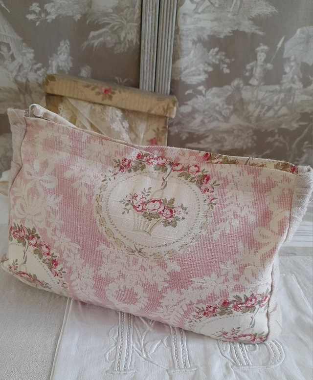 Pochette grande trousse en  tissu médaillon roses