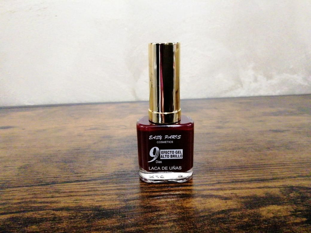 Vernis rouge foncé 