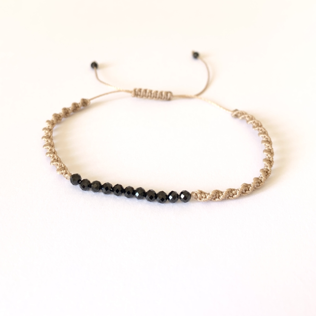 Bracelet, Spinelles noirs, micro-macramé