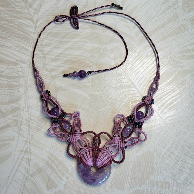 Kit Collier Flora Améthyste (micro-macramé fils camaïeu de mauve, améthyste)