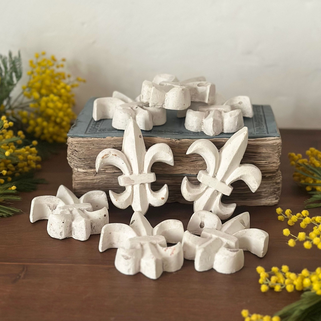 les fleurs de lys en plâtre