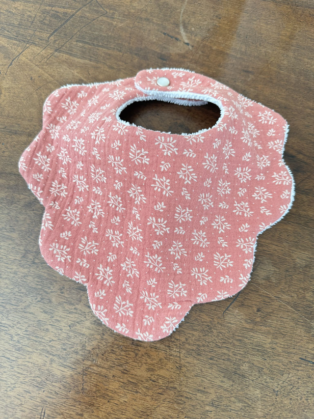 Bavoir fleur bébé fille (0-12 mois)