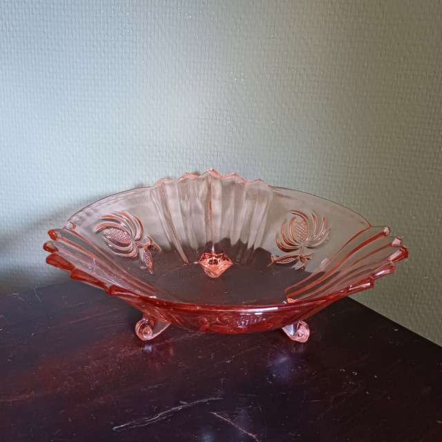 Rosaline Glas | Ronde roze Prismaglazen Art deco schaal op 3 voetjes (diameter 22,0 cm | hoogte 8,0 cm) | Vintage