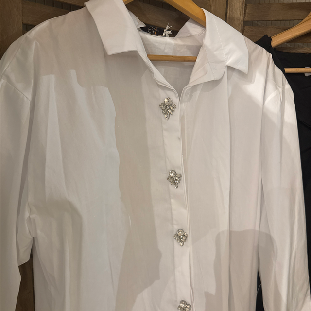 Chemise blanche et diamants 