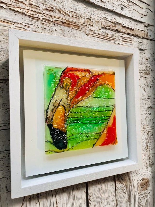 Flamingo in Green - Glas sculptuur 10x10 - op wit aluminium 14x14 - in wit houten baklijst 17x17