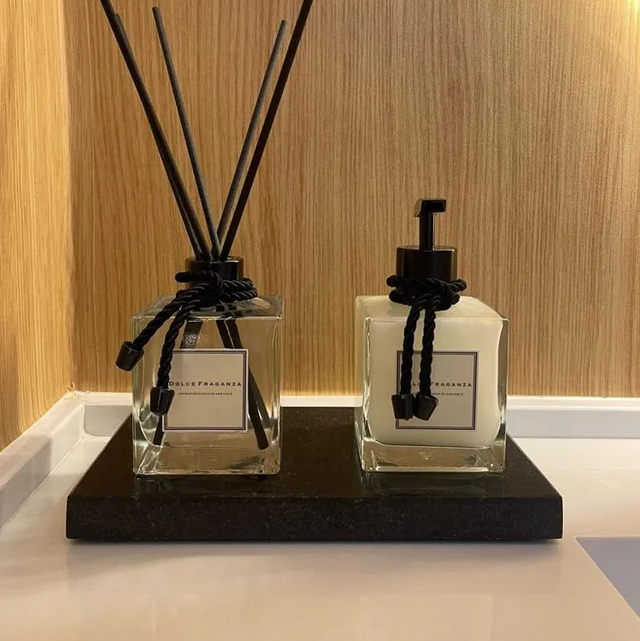 Kit com difusor de ambiente, sabonete líquido e bandeja de mármore preta 23x13cm