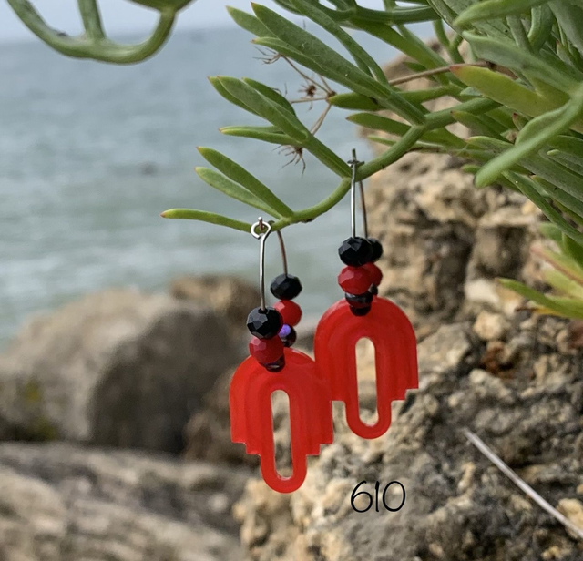 ❤️Créoles argentées, résine époxy rouge et perles n°610