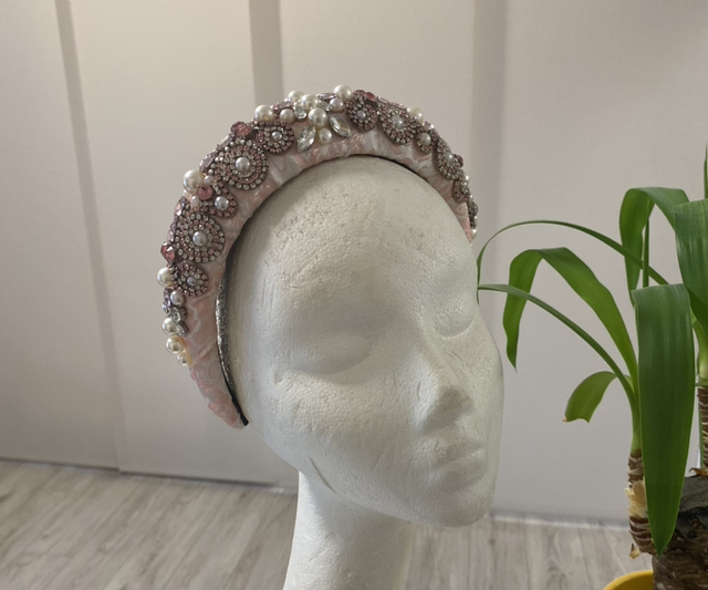 🩷 baby pink headband with pearls and diamanté 