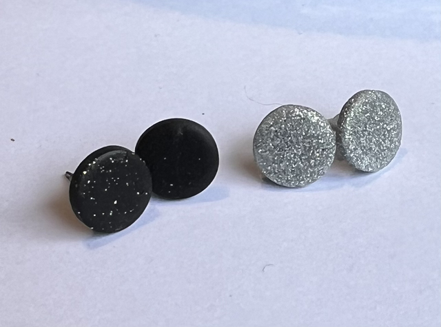 Pienet glitter nappikorvikset musta+ hopea