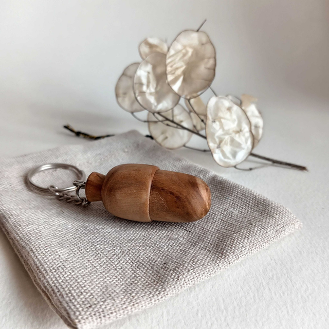 Porte clés gland en cerisier