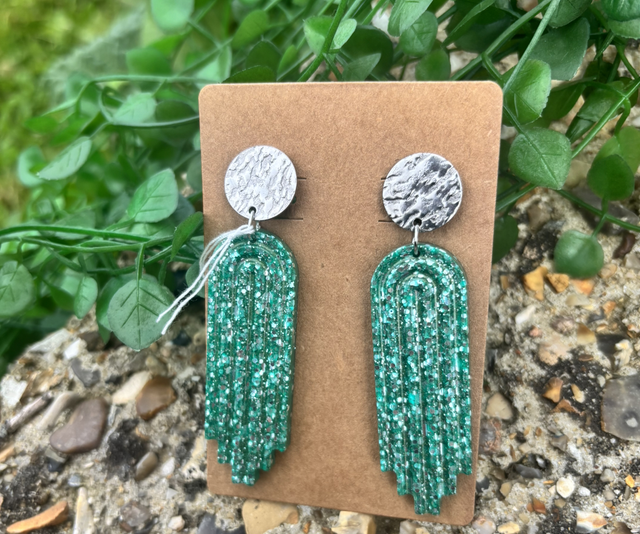 Boucles d’oreilles résine argenté et vertes à paillettes 