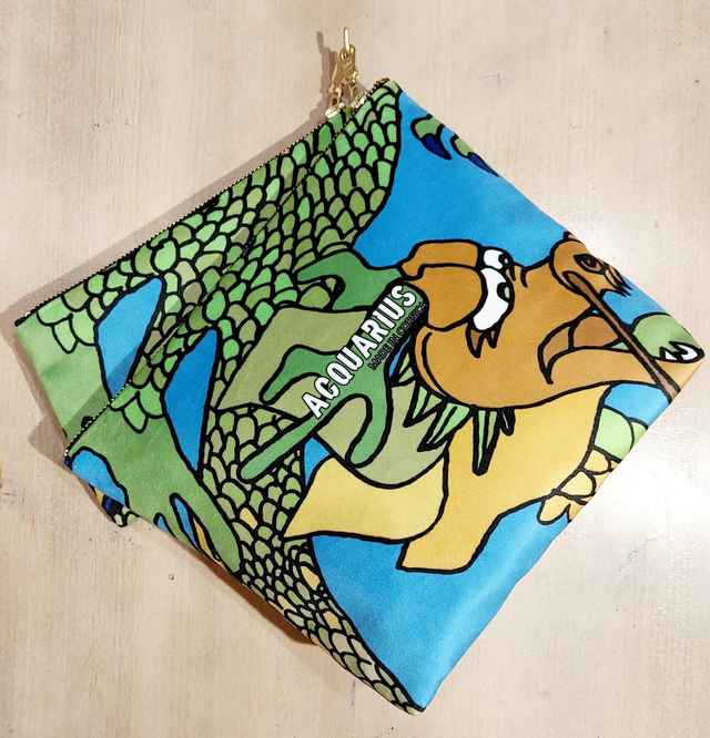 Tatsu Bleu. Pochette et trousse en velours.