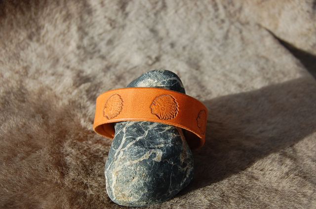 Bracelet en cuir de 20 mm de large avec indiens sur fond fauve