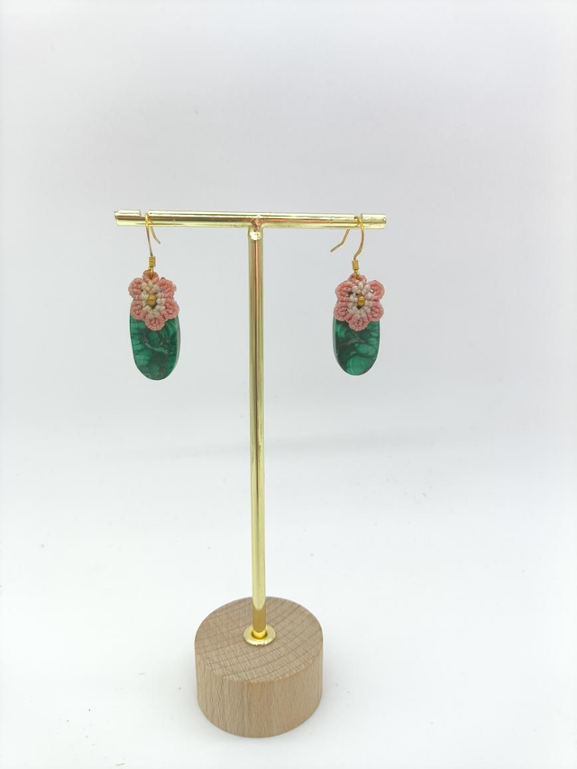 Boucles d'oreilles en malachite avec fleurs de Sakura en micro macramé 