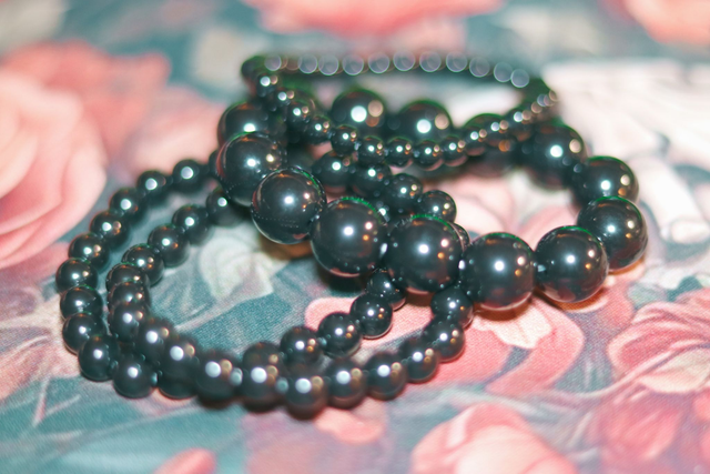 Bangles • Black pearls