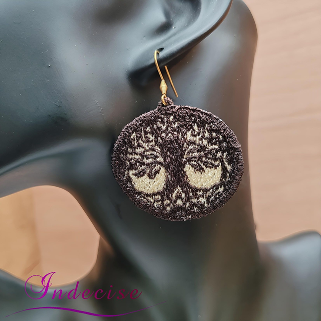 Boucles d'oreilles arbre de vie marron et écru - broderie en machine - Créations Indecise artisanat français