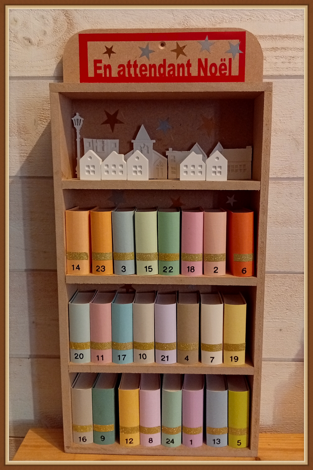 Calendrier de l’Avent artisanal en MDF et papier cartonné – décoration de Noël fait main