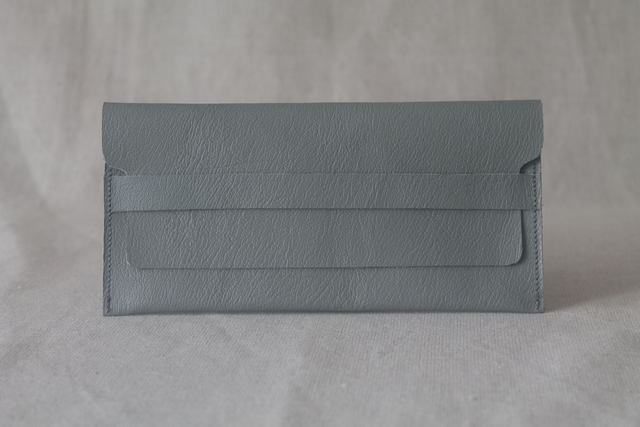 Etui à lunettes gris clair avec le logo peint couleur cuivre à l’intérieur