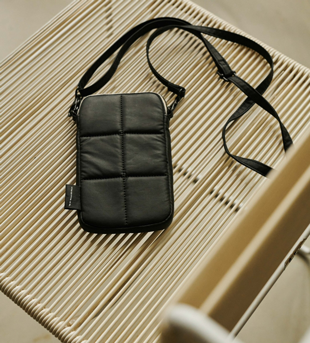 Luce Puffy phone pouch - Black