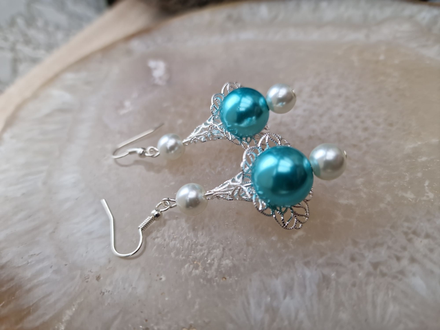 Boucles D'oreilles Poupée Fleurs Argentées Perles Bleu Blanc