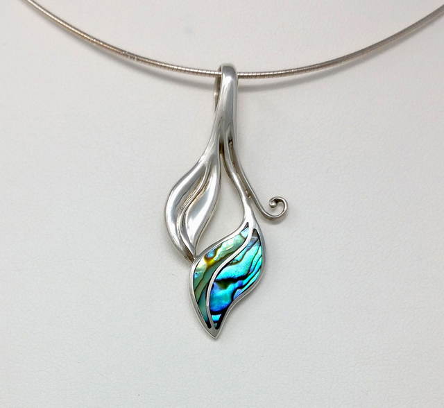 PENDENTIF FEUILLE ORNE DE NACRE ABALONE ET FEUILLE D'ARGENT MASSIF - VENDU SANS CHAINE - 4491