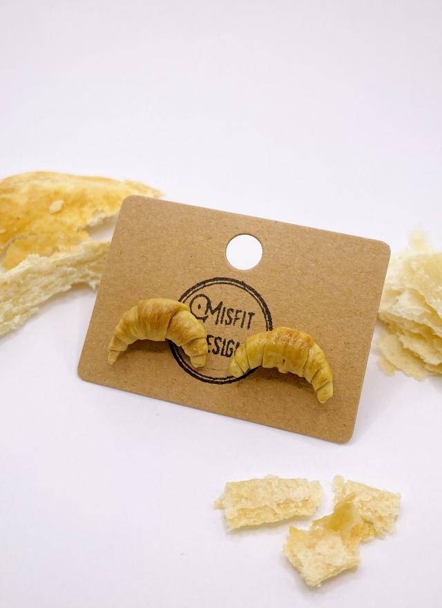 Croissant stud earrings