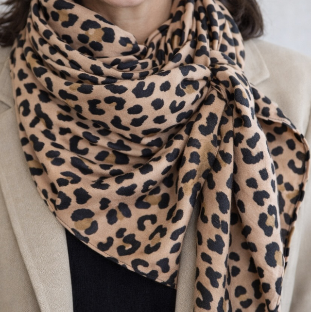 Foulard – « L’Indispensable Léopard Camel »