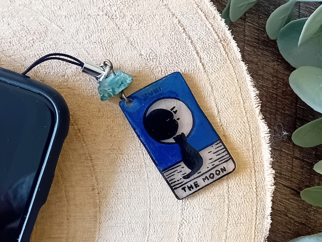 Bijou de Téléphone – &quot;The Moon&quot; | Carte de Tarot, Chat &amp; Agate Mousse (Noir &amp; Bleu Nuit) | Fabrication Artisanale