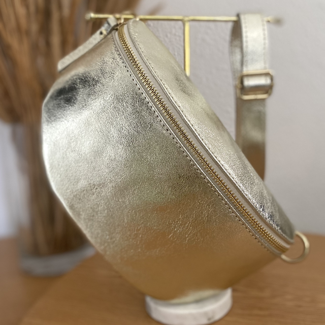 Le sac banane « INDISPENSABLE » en cuir or clair 