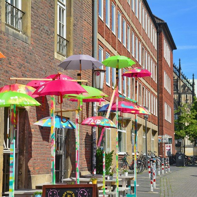 Bunte Schirme in der Altstadt