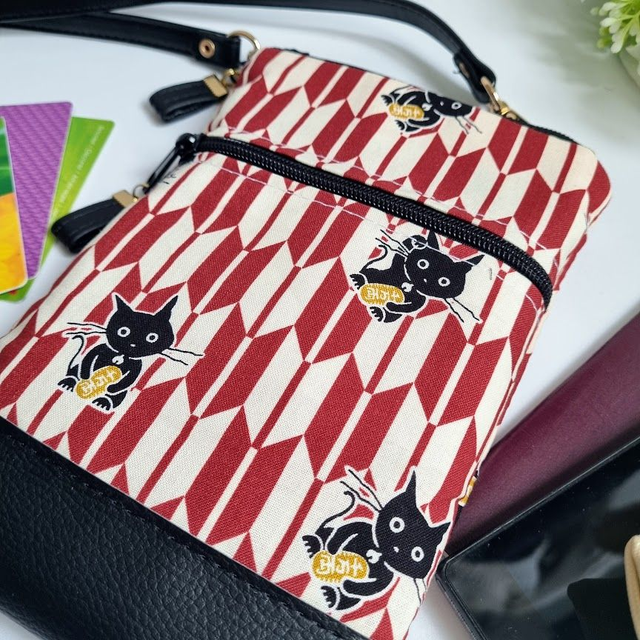 Mini-sac pour téléphone "Maneki" blanc noir & simili cuir noir