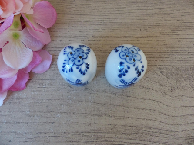 Ensemble Salière et Poivrière Minimaliste avec Plateau – Porcelaine Bleu Indigo, Décor Moulins et Fleurs –Accessoire de Table Déco Chic