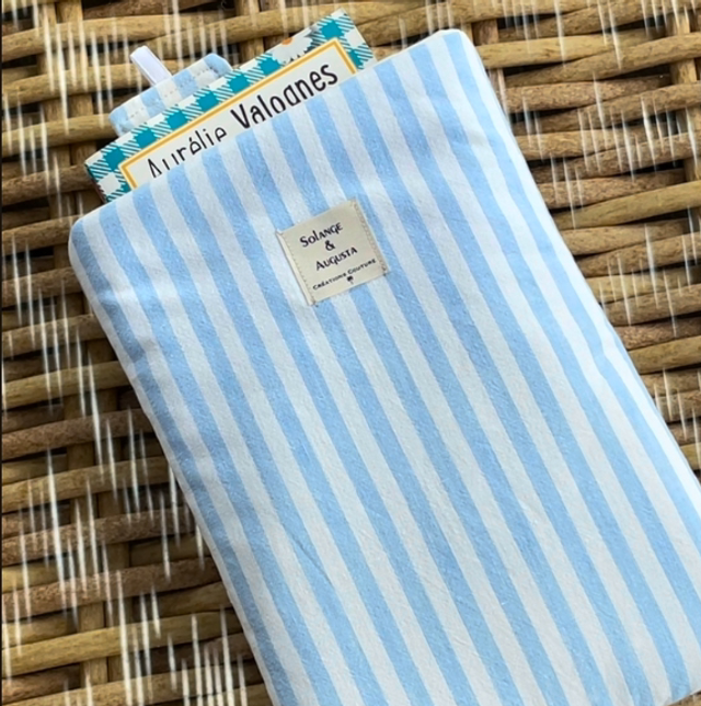 Housse de livre rayée bleue