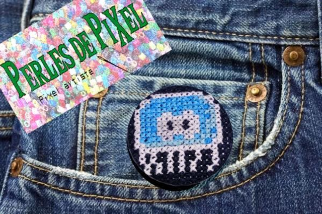 Meduse badge ou porte clé brodé à la main pixel art 