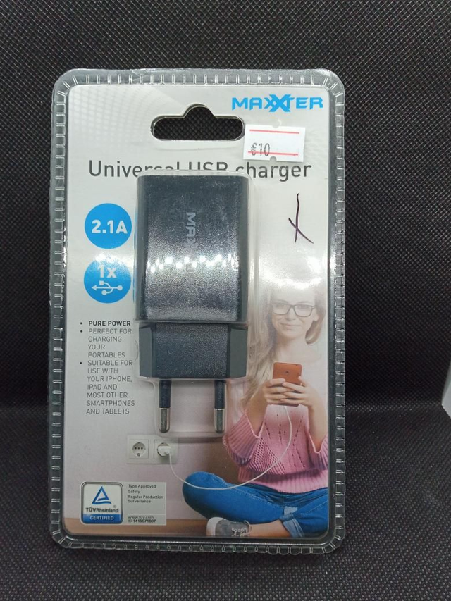*0217- Universal charger maxxter