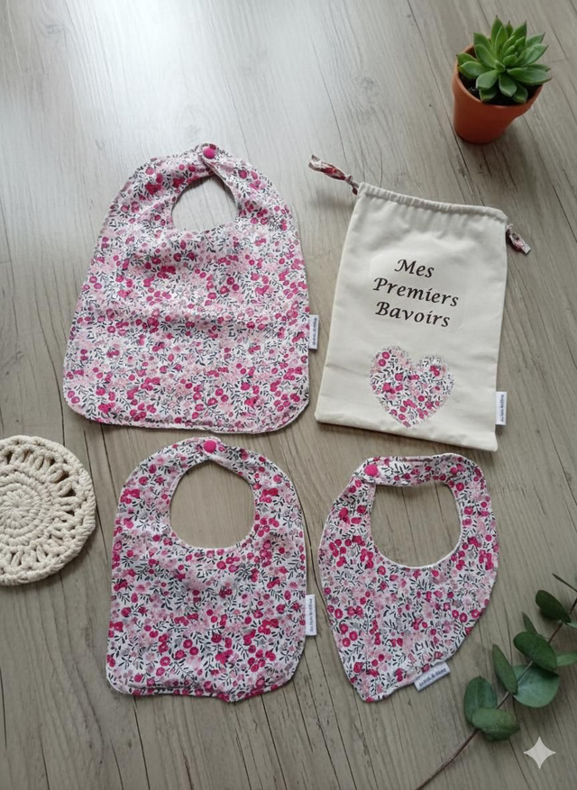Ensemble mes premiers bavoirs.