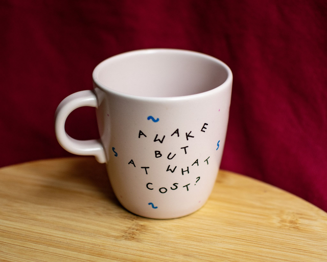 Duży różowy kubek "awake but at what cost?"