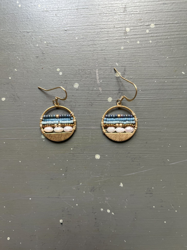 Petites boucles d'oreille en perles dégradé de bleus 