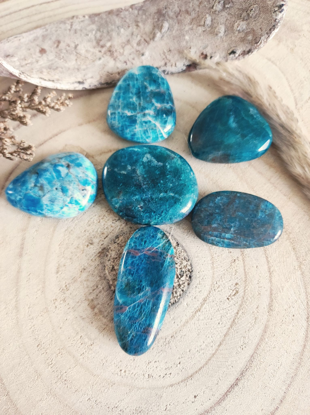 Pierre plate Apatite bleue A