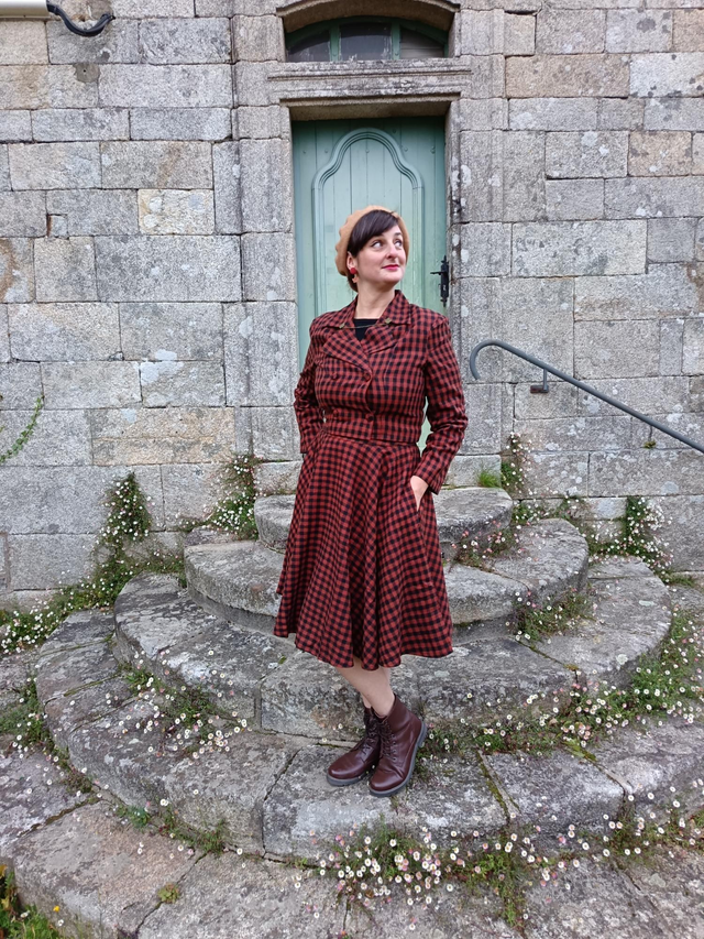 Veste courte en laine rouille et noire 