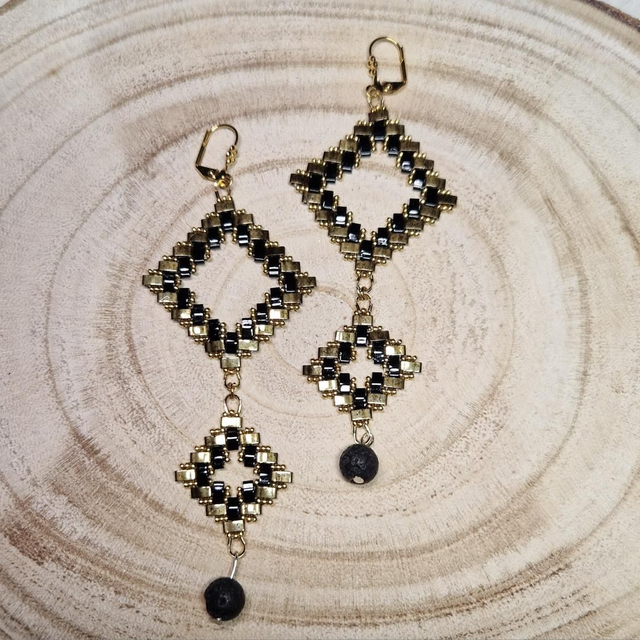 Grandes boucles d'oreilles noires et dorées 