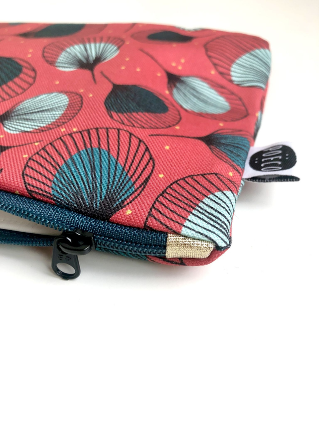 Trousse plate - PLUMES vertes fond rouge
