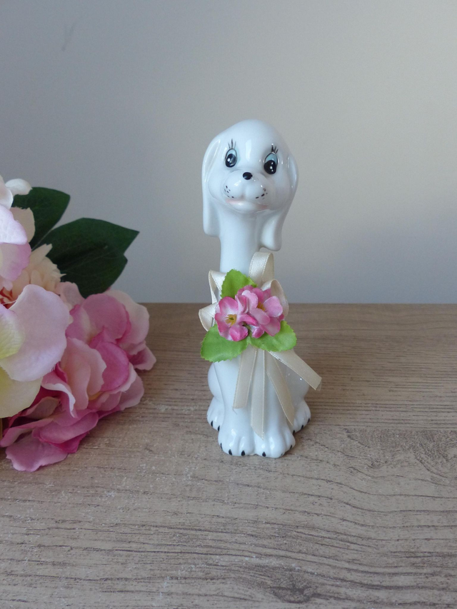 Figurine chien romantique en céramique avec ruban de fleur rose en tissu, collection tendre chien vintage, chiot décoration chambre d'enfant