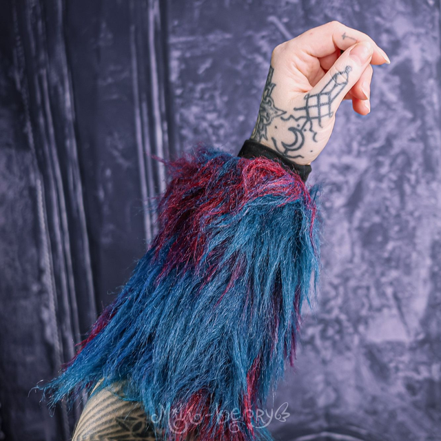 Armwarmers en fausse fourrure marine et bordeaux