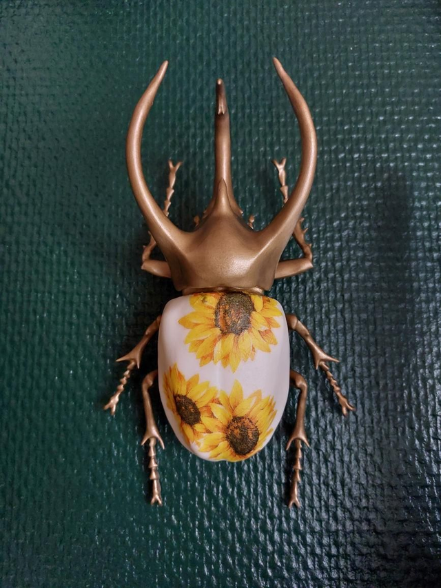 Scarabée mural jaune et doré