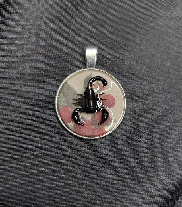 Pendentif scorpion noir et rouge