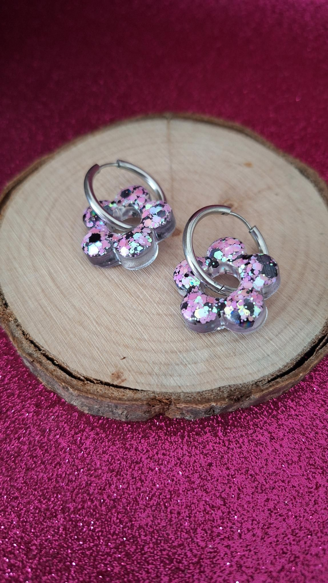 Créoles argentées fleurs paillettes noires/roses/blanches 