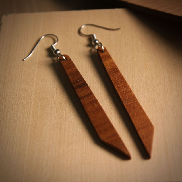 Longs triangles sombres